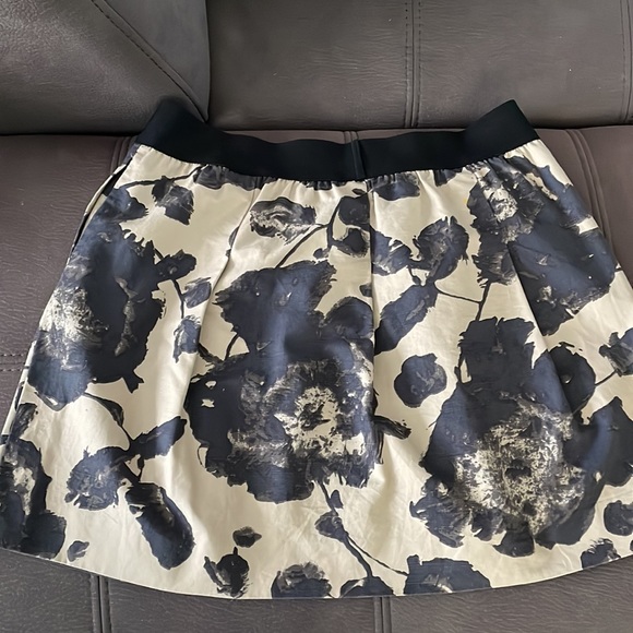 J. CREW Beige, Black & Gray Flower Design Skirt Size 10 - Picture 3 of 6